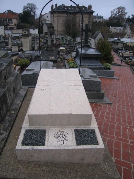  Praktyki terenowe przy polskich nagrobkach na Cmentarzu Les Champeaux w Montmorency we Francji