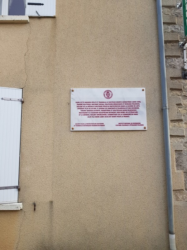 Tablica pamiątkowa poświęcona Henrykowi Gierszyńskiemu na willi Mon Repos w Ouarville