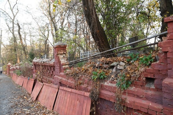 Fragment zawalonego muru cmentarza od strony ul. Bajkowa, 2019, fot. B. Gutowski