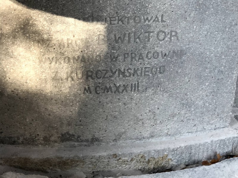 Sygnatura wykonawcy na grobowcu Piotra Tarnawieckiego- Instytut POLONIKA