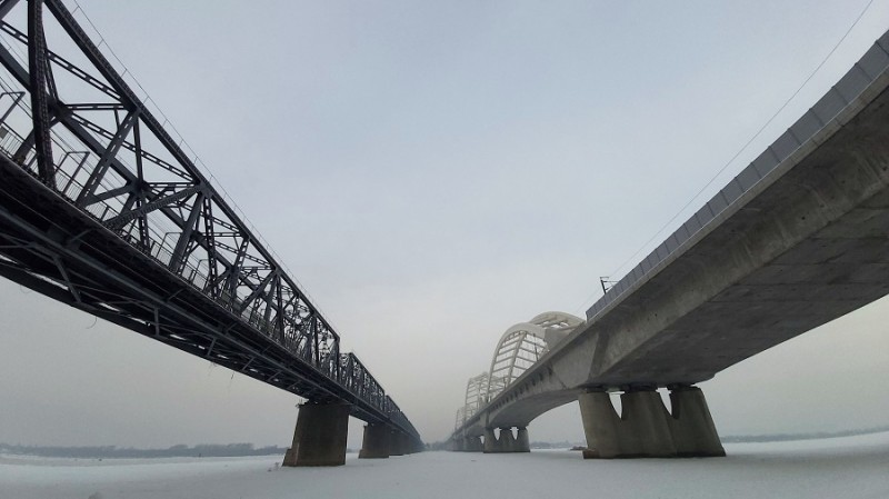 Otwórz galerię (8 fotografii) Po lewej ‒ stary most przez Sungari w Harbinie, po prawej ‒ nowy most dla kolei wysokich prędkości, styczeń 2020 r
