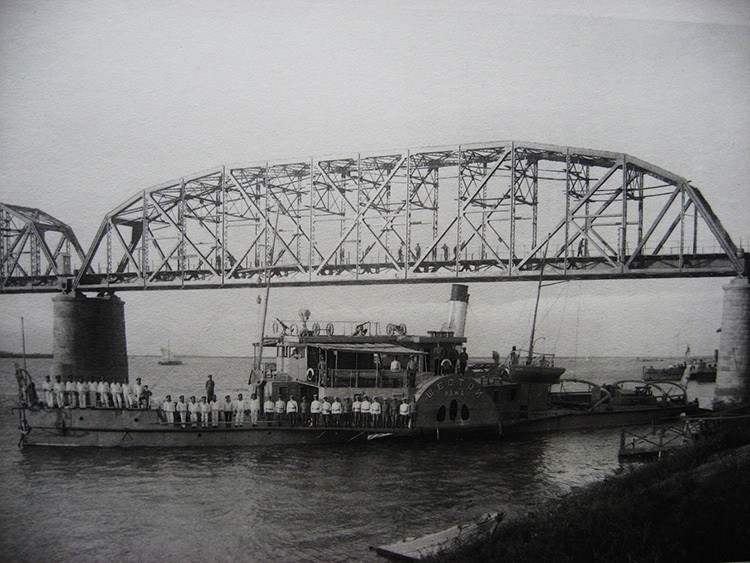 Statek Kolei Wschodniochińskiej pod mostem w Harbinie, najprawdopodobniej sprzed uruchomienia trasy, ok. 1901, domena publiczna, Instytut POLONIKA