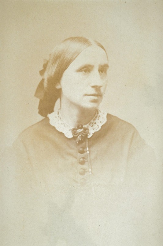Zdjęcie portretowe Marii Zakrzewskiej, fotografowana miała co najwyżej 26 lat, ok. 1855 r., domena publiczna- Instytut POLONIKA