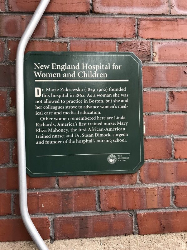 Tablica pamiątkowa umieszczona na froncie budynku, przygotowana przez Bostonian Society, stowarzyszenie zajmujące się ochroną zabytków; zwraca uwagę literówka w nazwisku Zakrzewskiej, 11 marca 2021 r., zdjęcie dzięki uprzejmości Dimock Center- Instyt