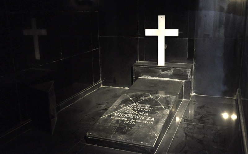 Krypta z symbolicznym grobem poety sprzed renowacji, fot. ze zbiorów Muzeum Adama Mickiewicza w Stambule- Instytut POLONIKA