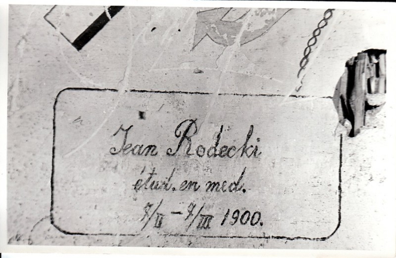 Upamiętnienie studenta Jana Rodeckiego na jednej ze ścian karceru uniwersyteckiego, stan obecny- Instytut Polonika