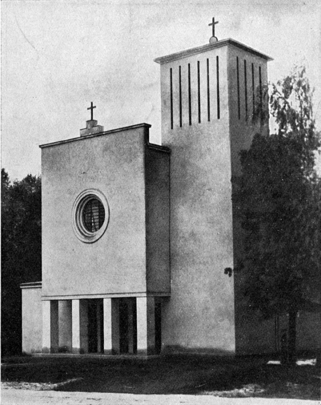 Kościół pw. śś. Piotra i Pawła – widok fasady, przed 1939; źródło: Budownictwo wojskowe 1918–1935, Warszawa 1935, t. I. - Instytut POLONIKA 