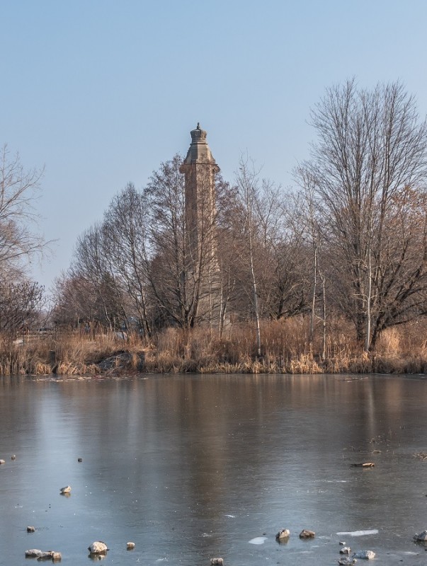 Widok na park im. Kazimierza Gzowskiego i pomnik królowej Elżbiety, domena publiczna- Instytut POLONIKA