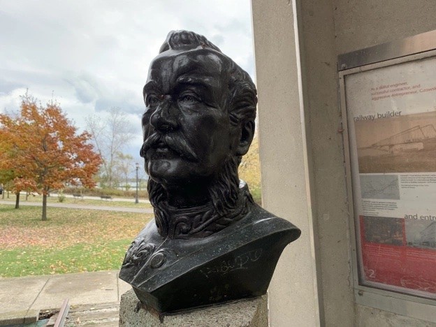 Popiersie Kazimierza Gzowskiego i tablica informacyjna w środku pomnika, Toronto, domena publiczna- Instytut POLONIKA