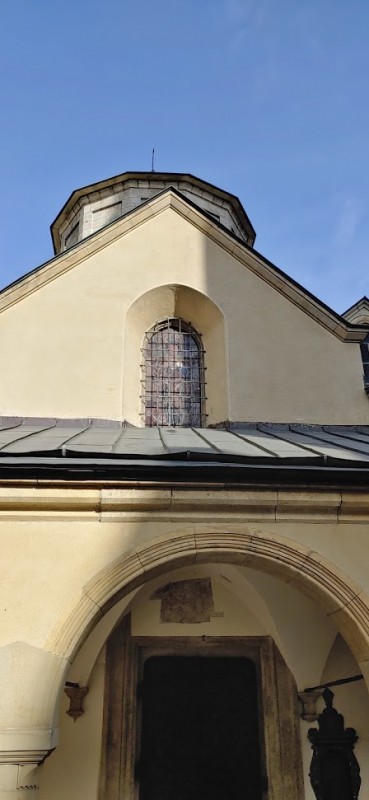 Widok ogólny z zewnątrz na witraż "Święty Paweł", fot. E. Kędzielewska