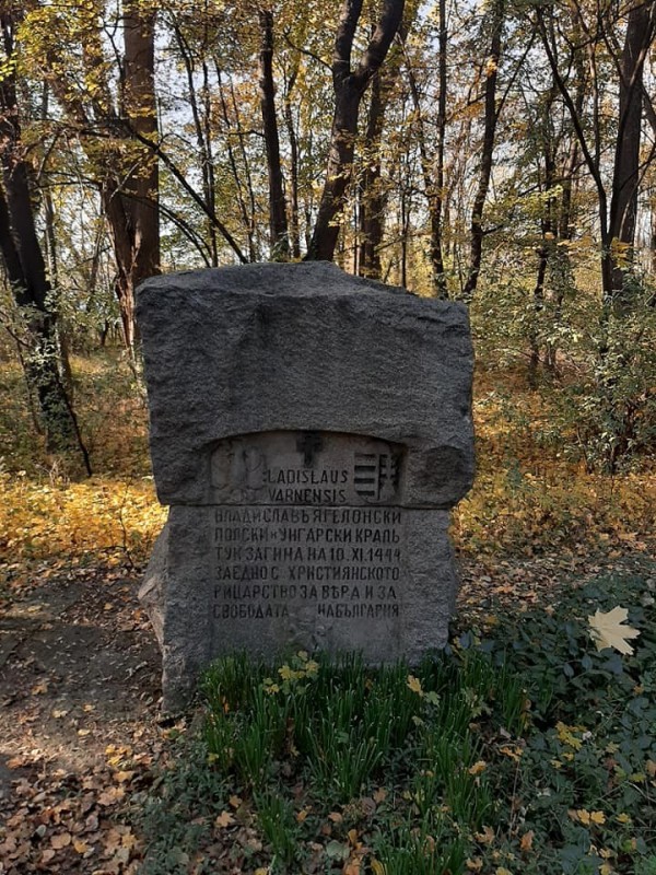Kamień upamiętniający prawdopodobne miejsce śmierci Warneńczyka |