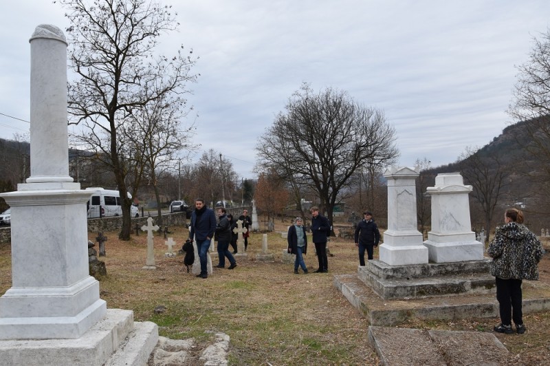 Nagrobki po konserwacji na cmentarzu w Raszkowie, Naddniestrze |