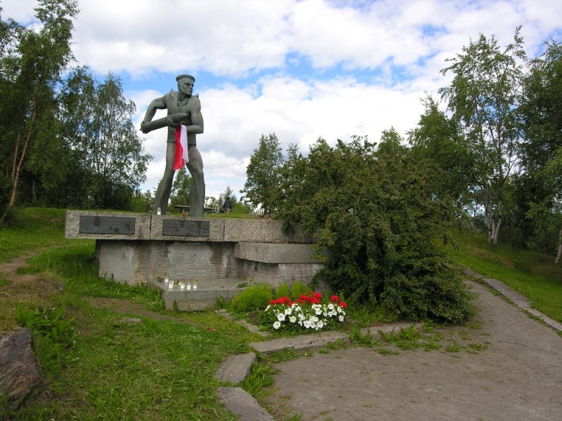 Pomnik polskiego marynarza w Narwiku przypomina o roli polskich żołnierzy w walce o wolność Norwegii.