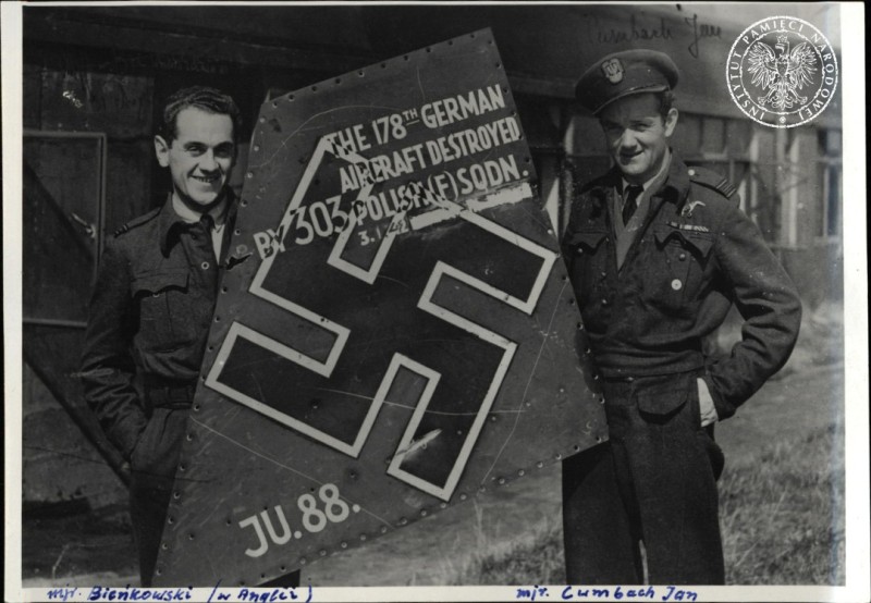 Zygmunt Bieńkowski i Jan Zumbach prezentują trofeum dywizjonu 303, fot. domena publiczna