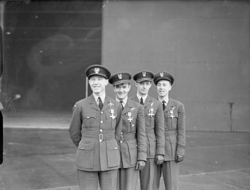 Pierwsi czterej Polacy odznaczeni Distinguished Flying Cross z Dywizjonu 303. Z przodu dowódca Dywizjonu, Witold Urbanowicz (1940), fot. domena publiczna