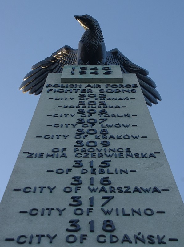 Fragment głównego obelisku Polish Air Force Memorial z nazwami wyróżniającymi polskich dywizjonów; fot. domena publiczna