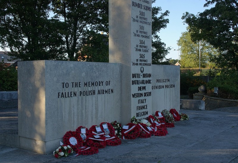 Podstawa obelisku Polish Air Force Memorial z kamiennymi panelami po bokach; fot. domena publiczna