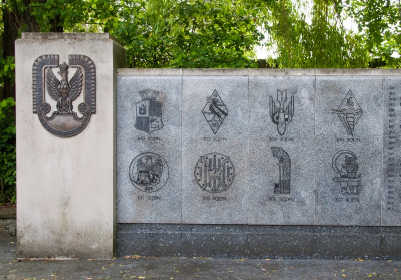 Polish Air Force Memorial, mur obwodowy z godłami poszczególnych dywizjonów; fot. domena publiczna