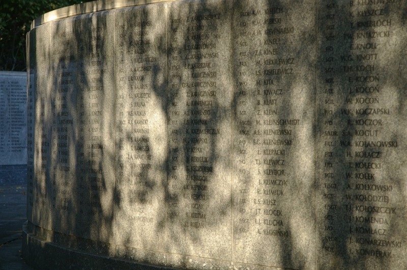 Polish Air Force Memorial, fragment muru z nazwiskami poległych lotników; fot. domena publiczna