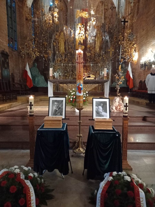 Otwórz zdjęcie Zdjęcie przedstawiające trumnę Mieczysława Jałowieckiego w kościele, przed ołtarzem