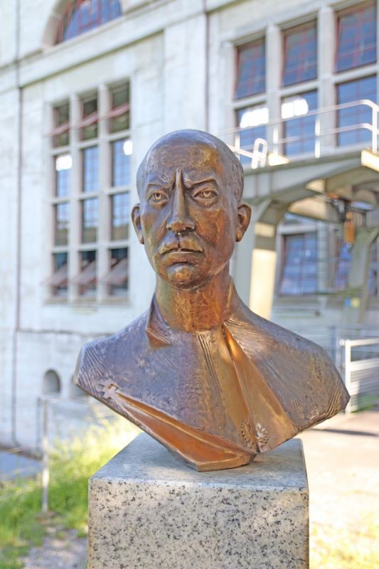 narutowicz_popiersie