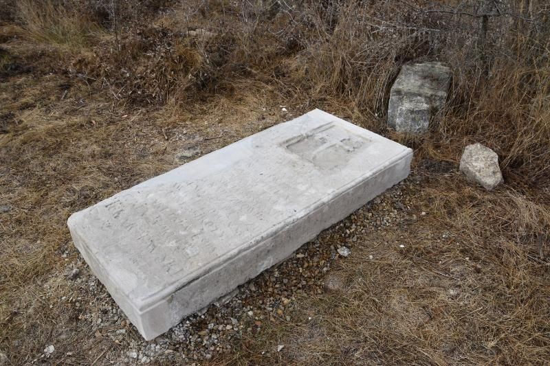 Prace konserwatorskie i rekonstrukcyjne przy polskich nagrobkach na cmentarzu w Jahorliku w Mołdawii 