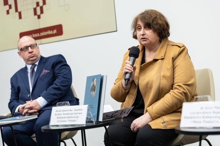Otwórz zdjęcie Zdjęcie z konferencji prasowej. Na zdjęciu na pierwszym planie widać Dorotę Janiszewską-Jakubiak, zaś w tle Bartłomieja Gutowskiego