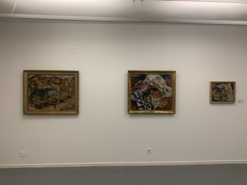 Trzy obrazy zawieszone w galerii 