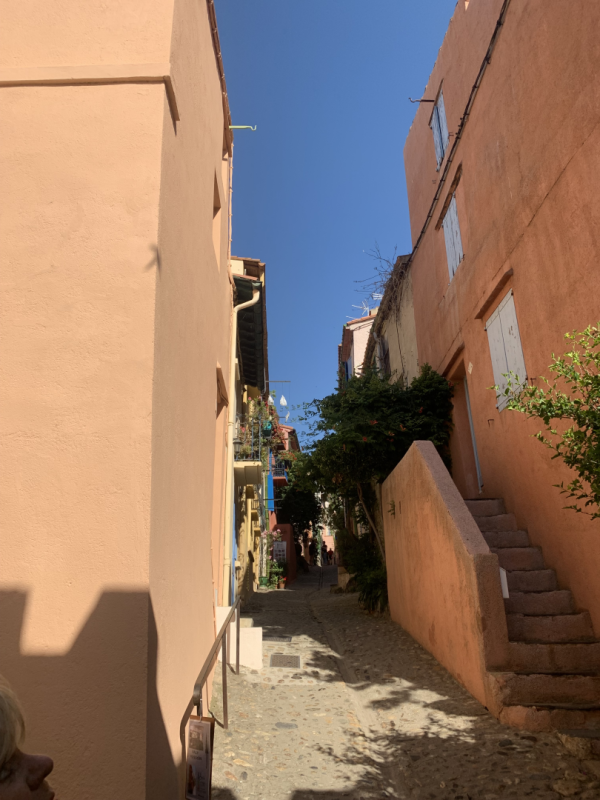 Wąska uliczka w Collioure 