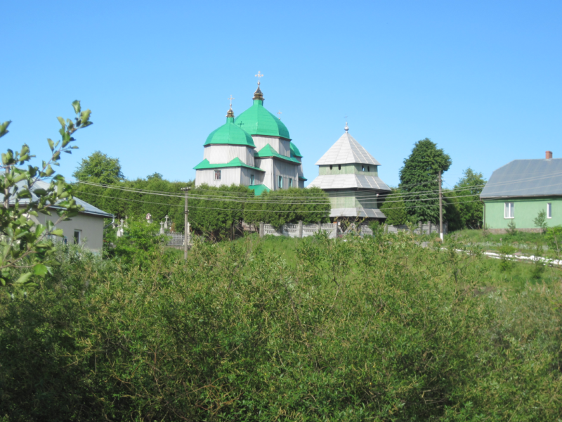 Biała Cerkiew w Żyrawce, widok ogólny z jasno-zielonym dachem w kształcie kopuł 