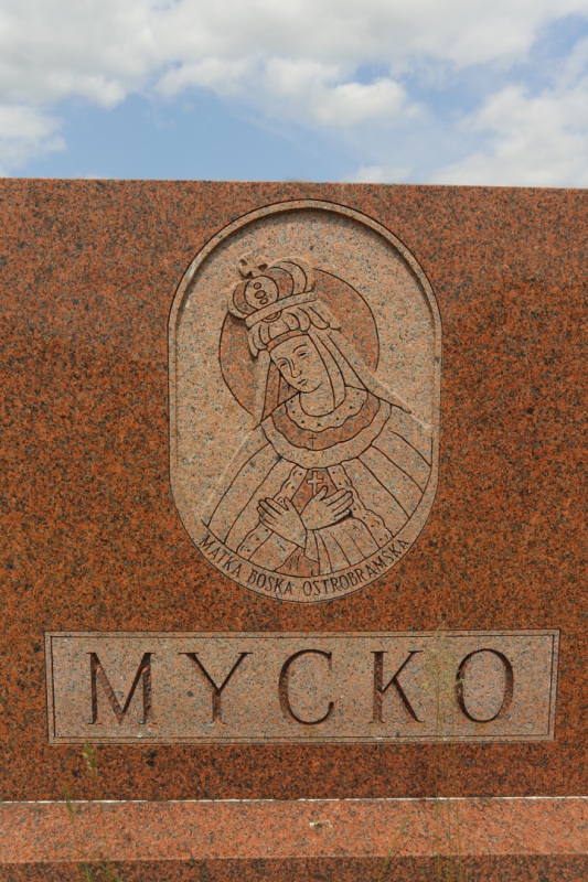 Wizerunek Matki Boskiej Ostrobramskiej na polskim nagrobku wykonanym z brązowego kamienia