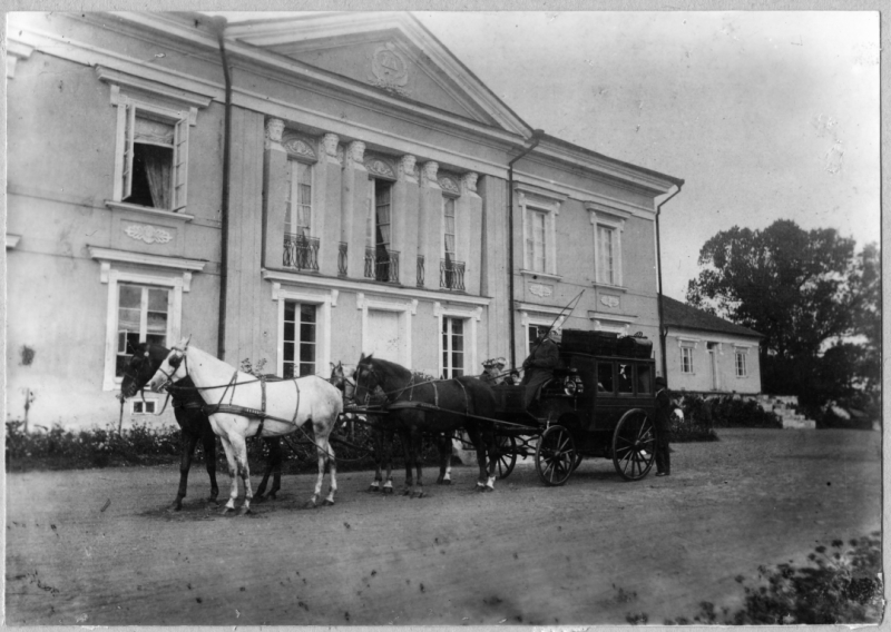 Stara czarno-biała fotografia przedstawiająca Pałac w Płoneczce, część frontowa 
