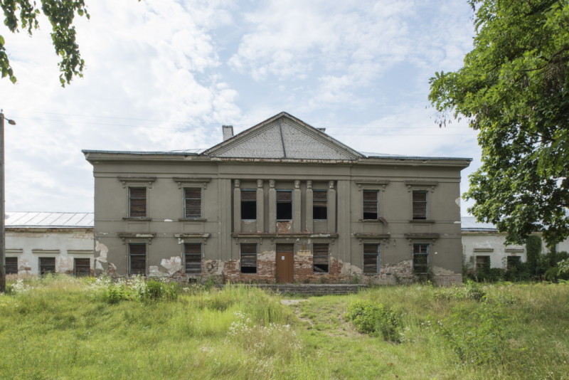 Pałac w Połoneczce, zniszczona elewacja frontowa odkrywająca cegły 