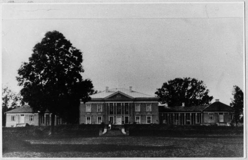 Stara czarno-biała fotografia przedstawiająca Pałac w Połoneczce, widok frontowy 