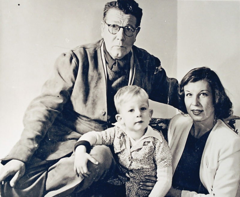 Czarno-biała fotografia Stefana Norblina z żoną i synem 