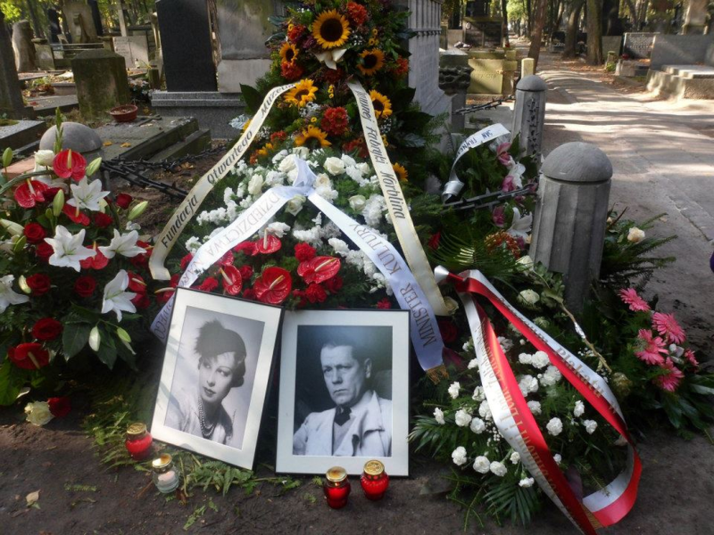Grób Stefana Norblina i Leny Żelichowskiej, na grobie liczne kwiaty i wieńce 