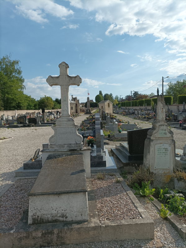 Zdjęcie cmentarza Saint-Nicolas-de-Port w tle liczne nagrobki 
