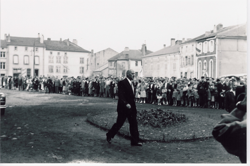 Czarno biała fotografia, Władysław Anders na uroczystościach w Saint-Nicolas-de-Port