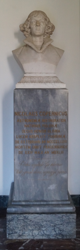 Kamienne popiersie Mikołaja Kopernika na posągu ze złotym napisem 