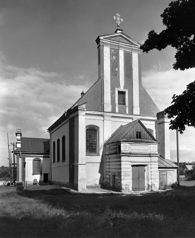 Widok kościoła, zdjęcie frontu wykonane w sepii 