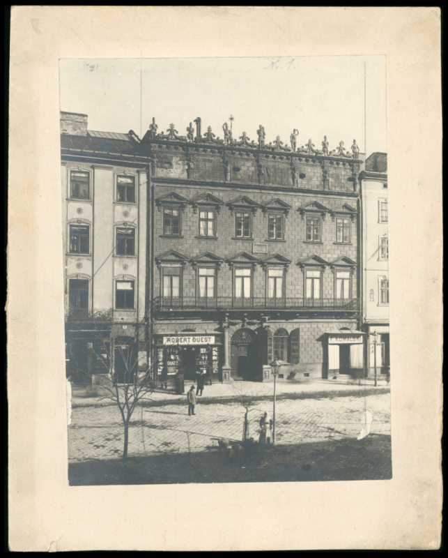 Czarno-biała fotografia fasady kamienicy królewskiej