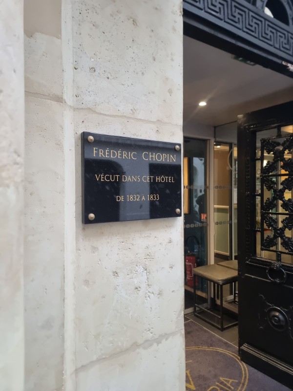  Upamiętnienie Fryderyka Chopina na budynku (Hotel „Victoria) przy ul. Cité Bergère 4, fot. Bartłomiej Gutowski, 2024