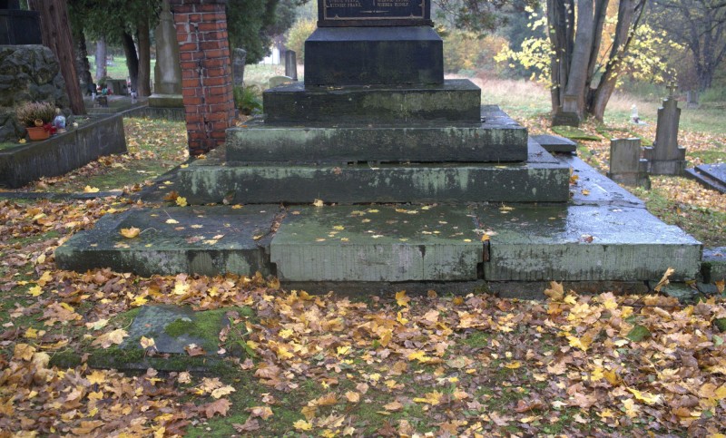 Karwina. Pomnik ofiar wypadku w kopalni. (przed renowacją)